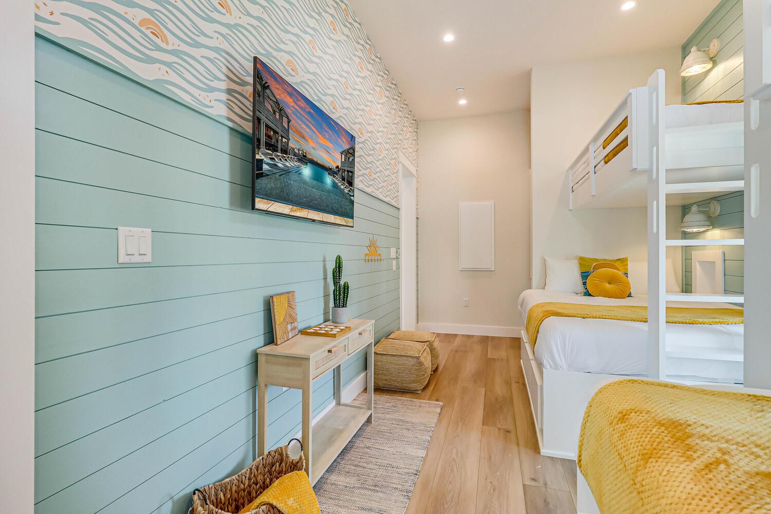 Bunk Room wTwo TwinQueen, 1st Floor