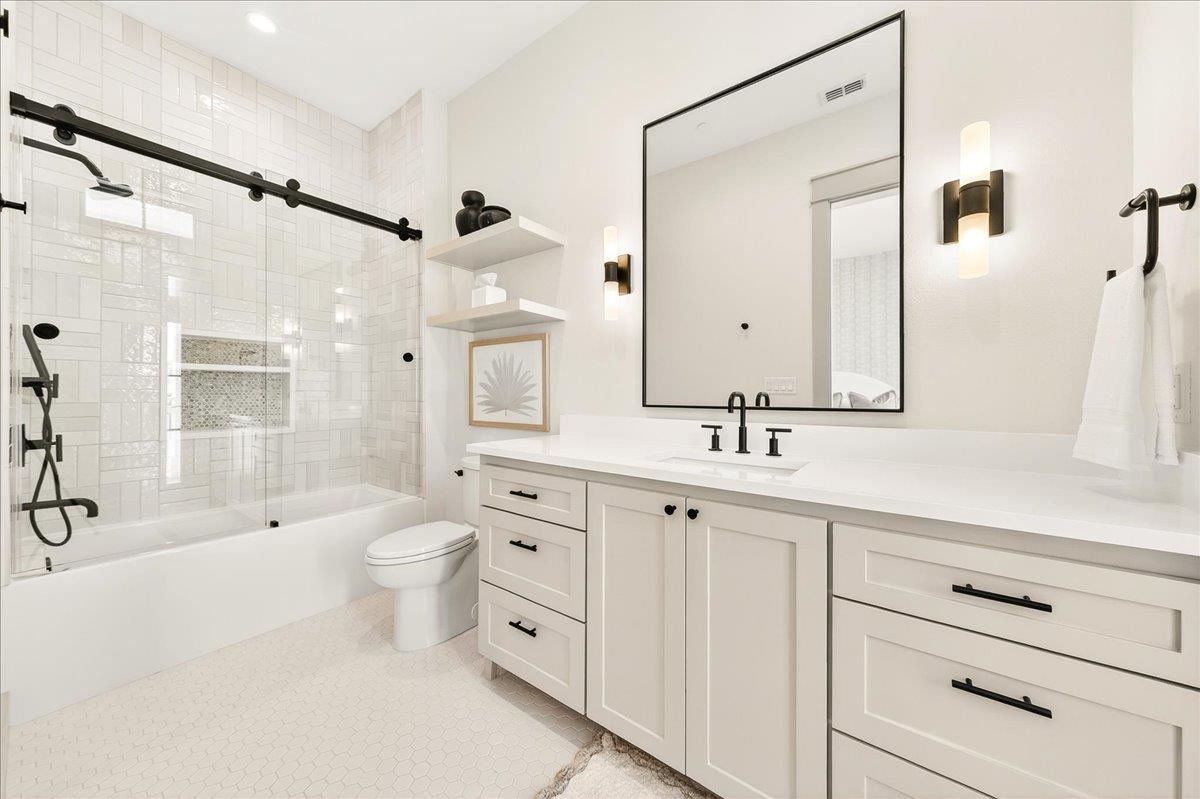 Second King Bathroom, 2nd Floor