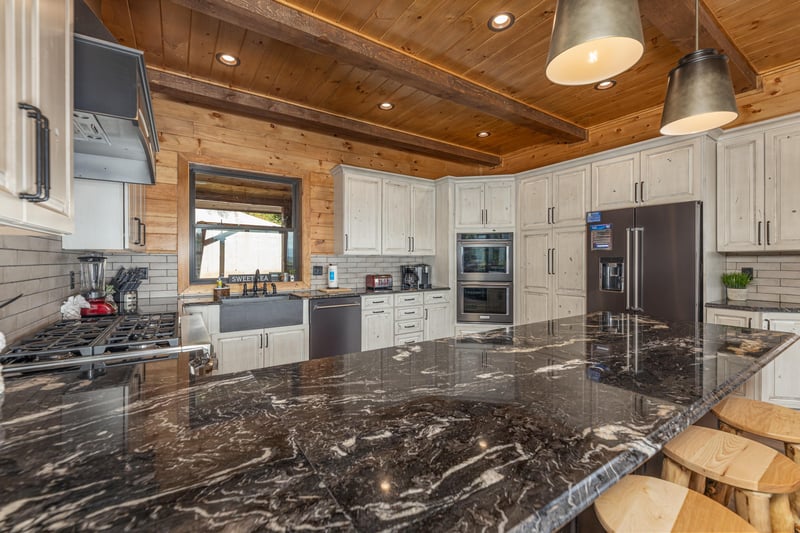Kitchen with breakfast bar