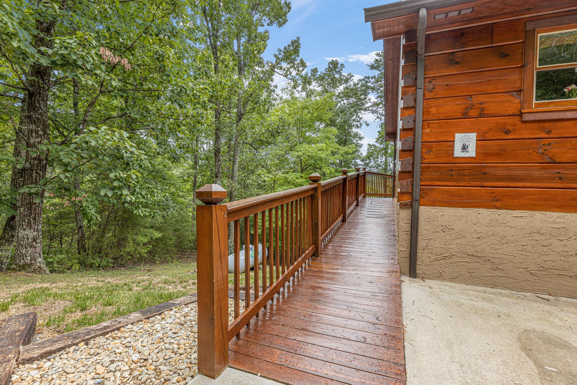 Outdoor ramp deck to cabin