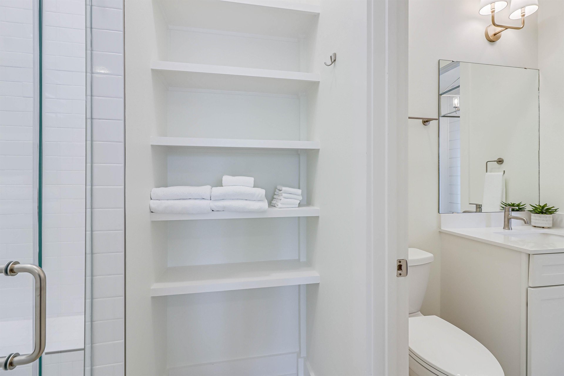 Shared Bathroom, Serving Queen Room  Main Living Area, 1st Floo