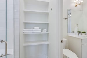 Shared Bathroom, Serving Queen Room  Main Living Area, 1st Floo