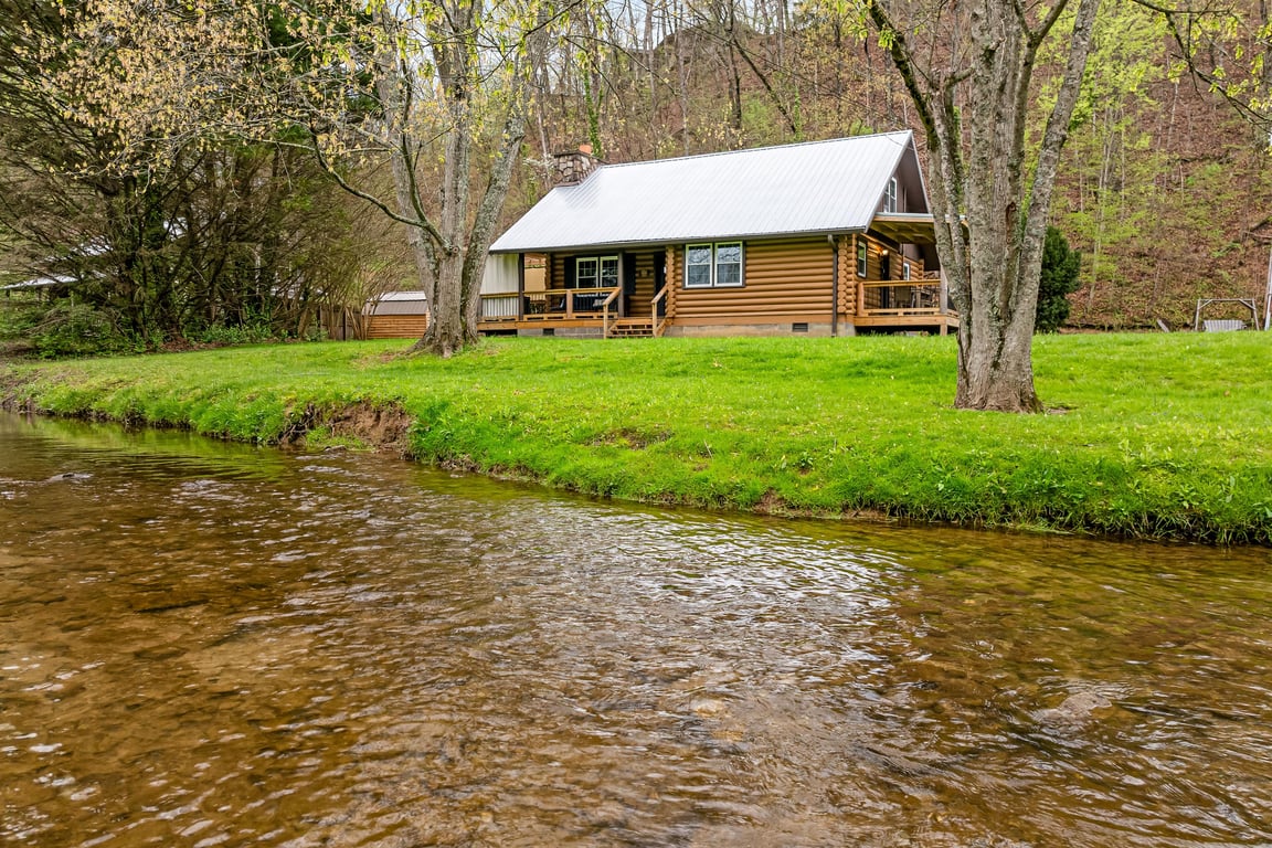 CREEKSIDE HIDEAWAY
