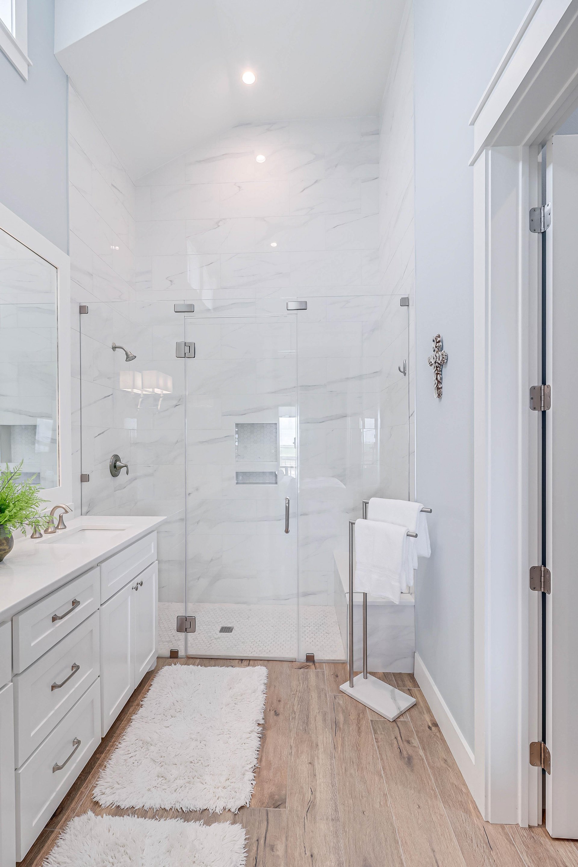 2nd Floor Primary, En Suite Bath