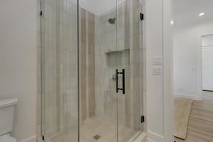 1st Floor, King Bathroom