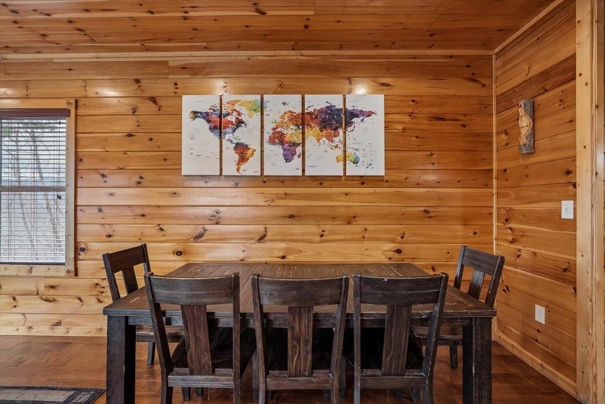 09Dining Room