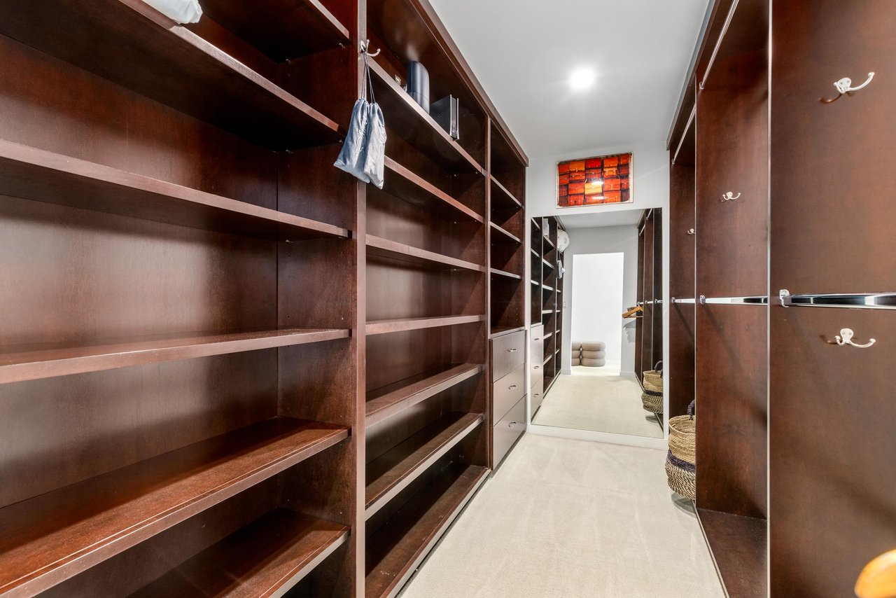 Walkin closet.