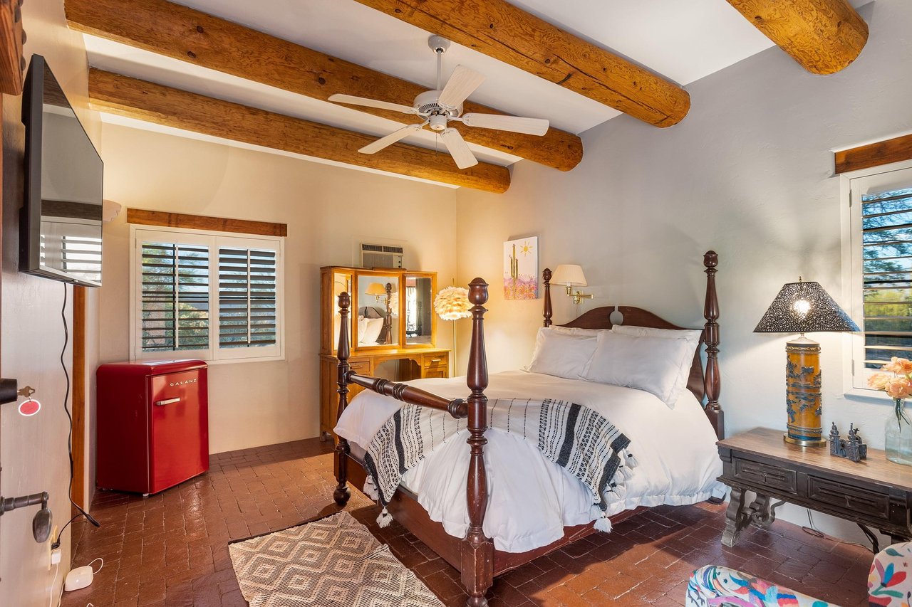 Private Casita with full bed. En suite full bath.