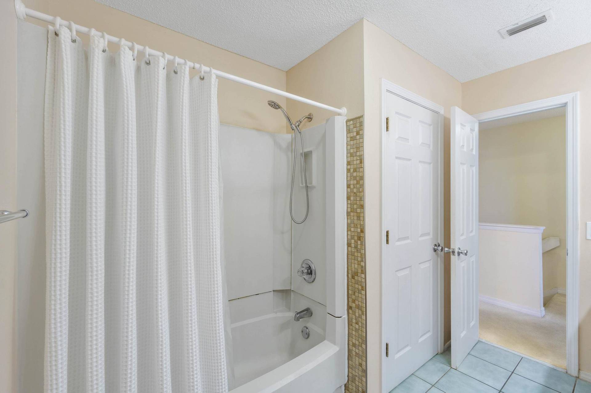 Upstairs Full Bathroom