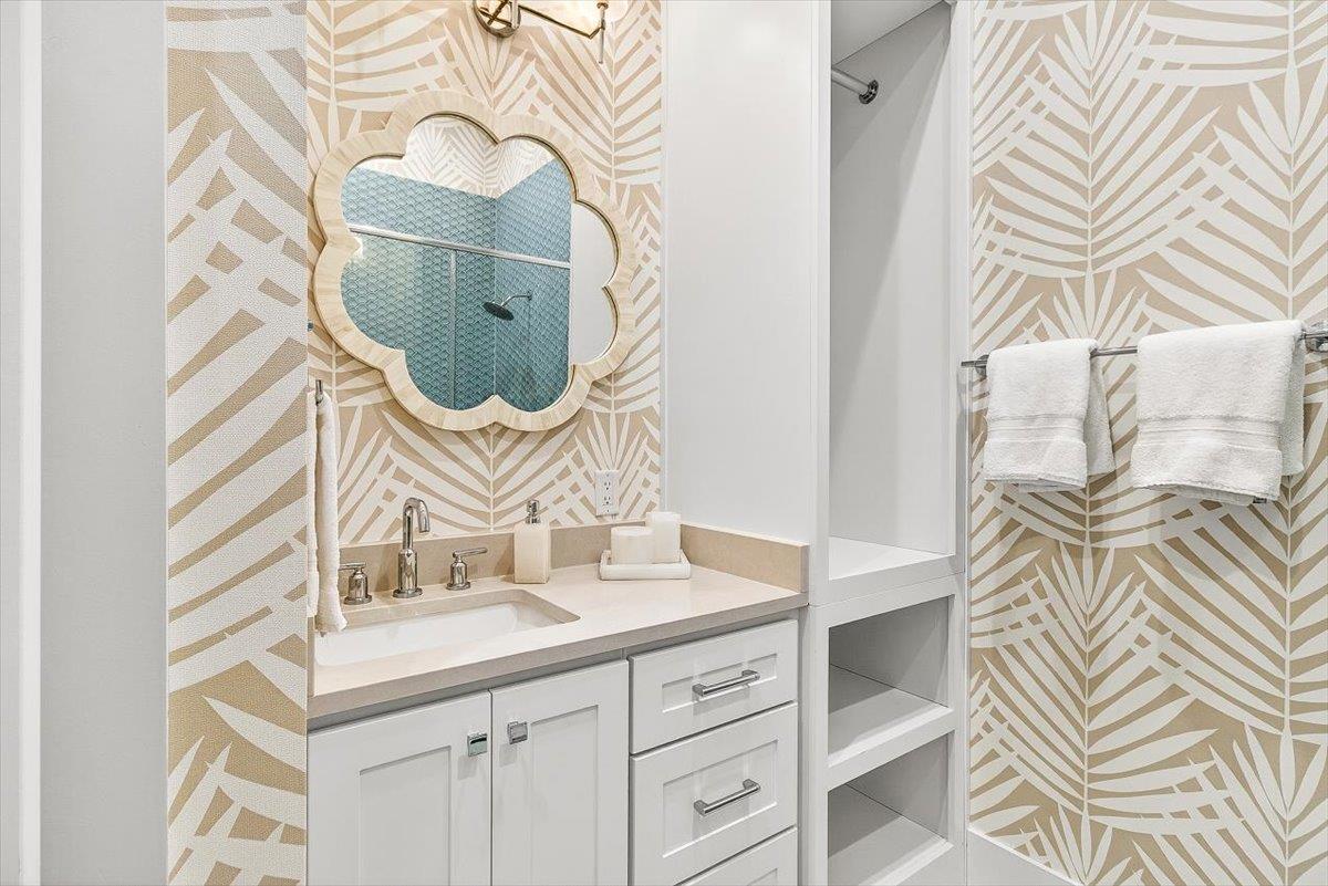 Second King Bathroom, 2nd Floor