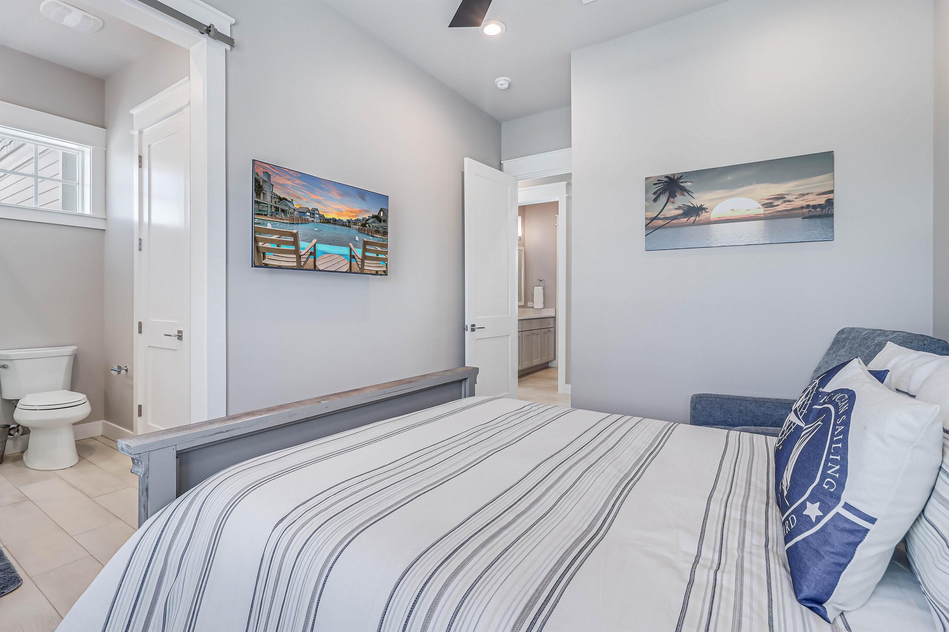 Queen Bedroom, 2nd Floor