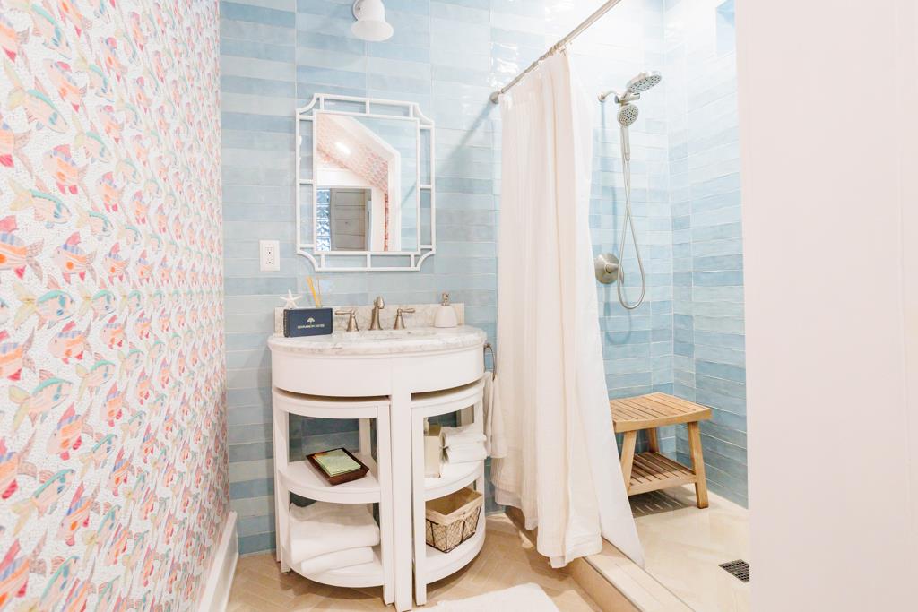 Shared Bathroom, 1st Floor