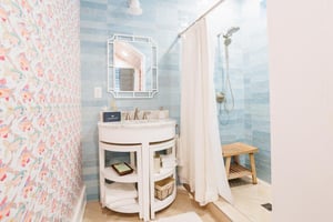 Shared Bathroom, 1st Floor