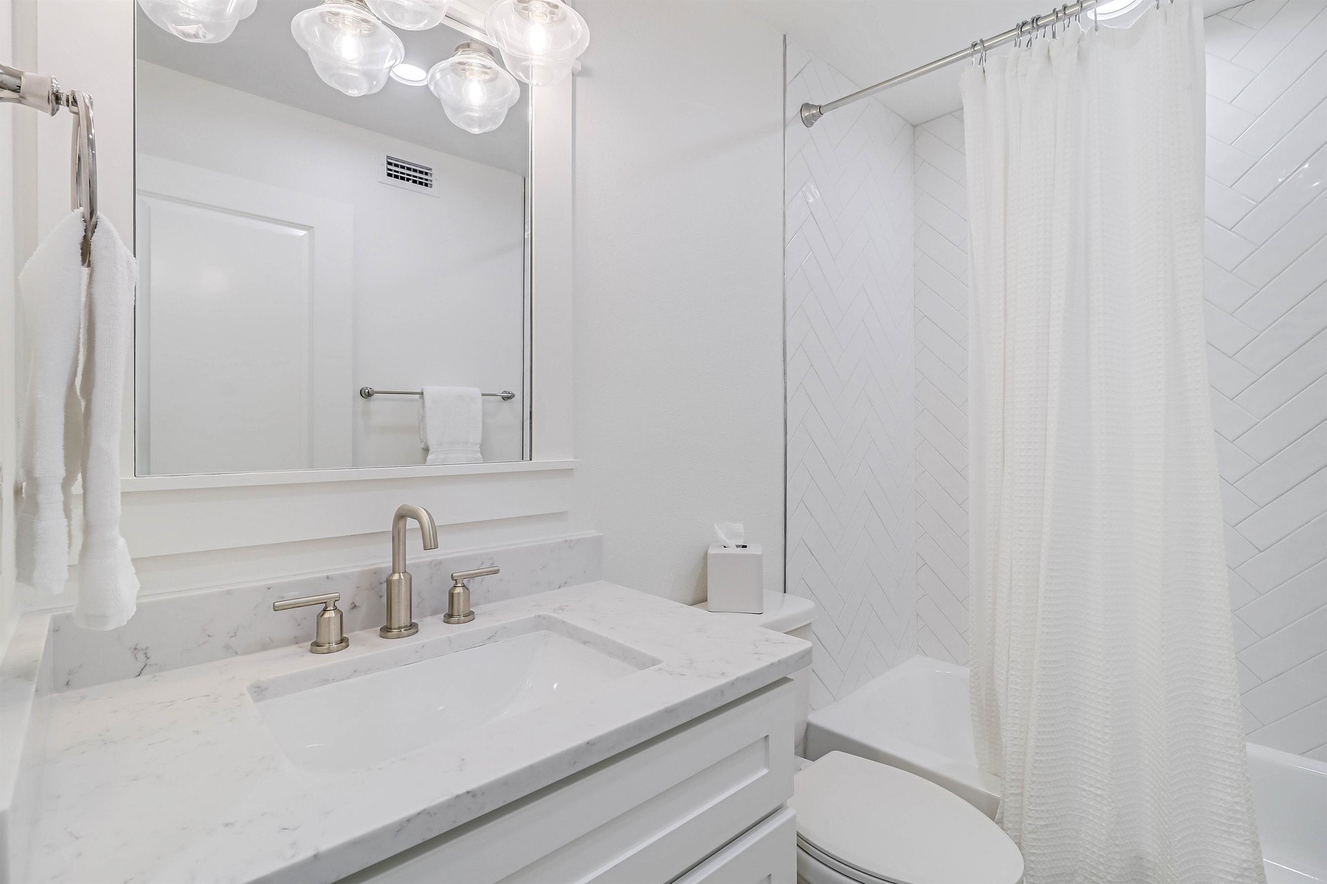 Queen Bathroom, 2nd Floor