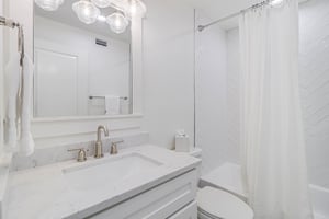 Queen Bathroom, 2nd Floor