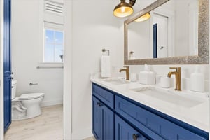 Shared Bathroom, 1st Floor
