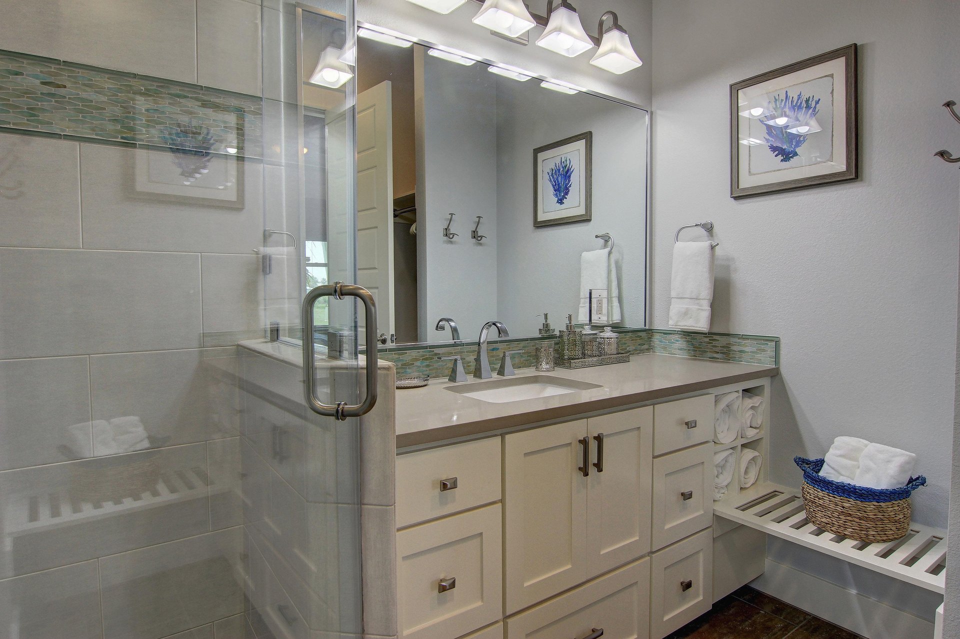 King Bathroom, 1st Floor