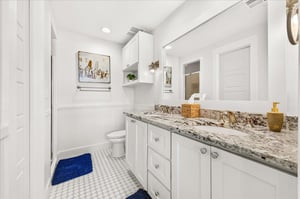 King Bathroom, 1st Floor
