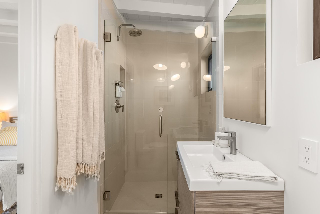 Guest bedroom ensuite bathroom