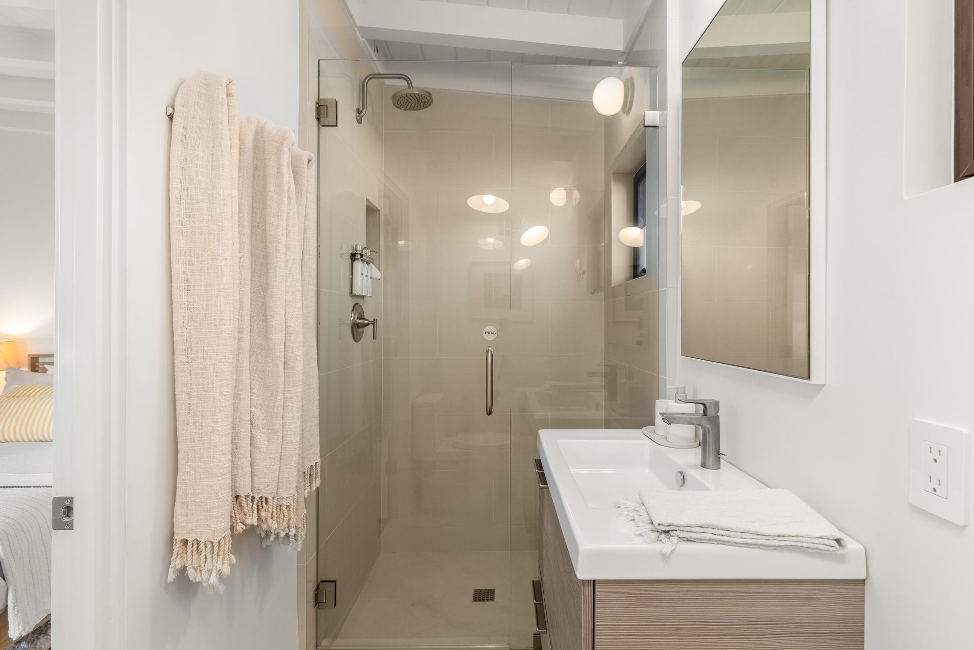 Guest bedroom ensuite bathroom