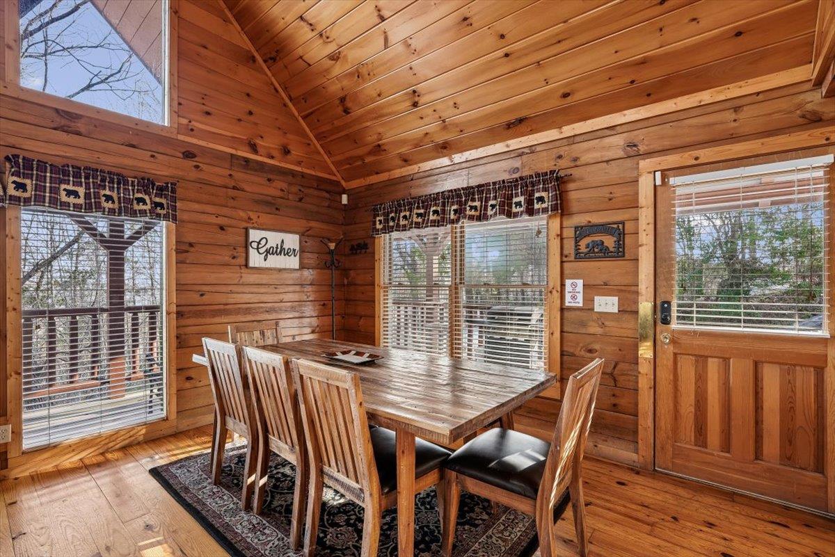 05Dining Area