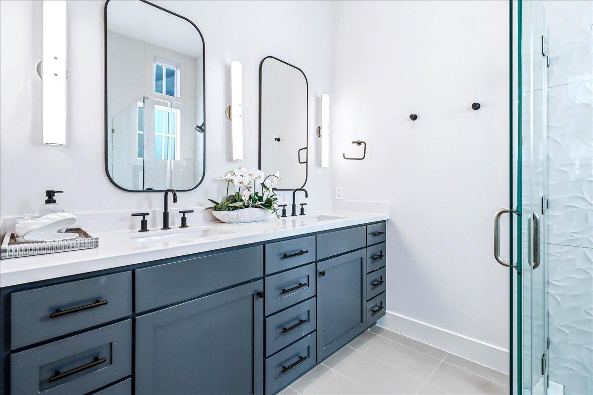 Primary King Bathroom, 2nd Floor