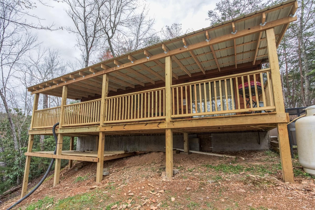 A view of the covered deck at Boogie Bear, a 1bedroom cabin rental located in Gatlinburg