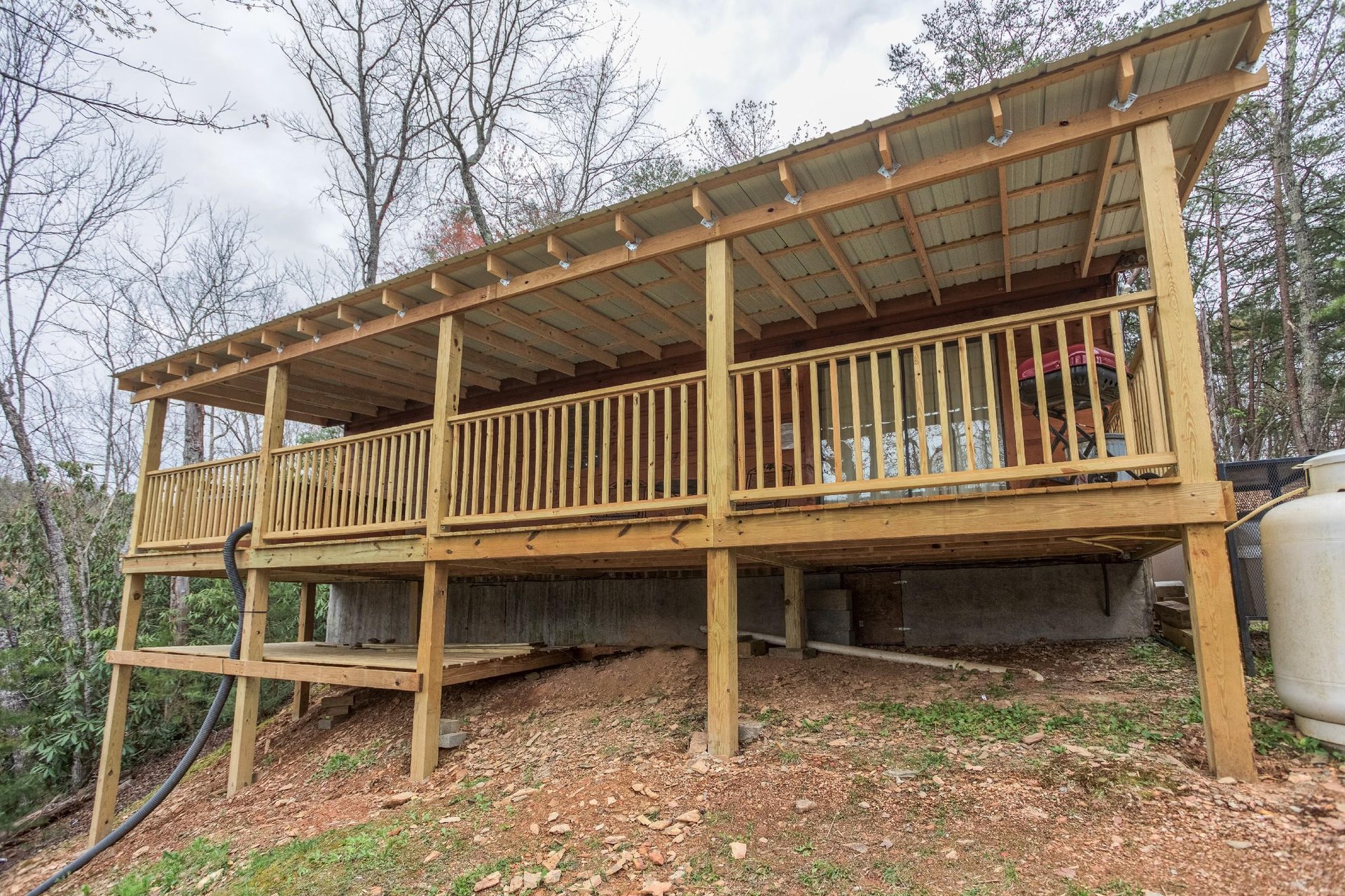 A view of the covered deck at Boogie Bear, a 1bedroom cabin rental located in Gatlinburg