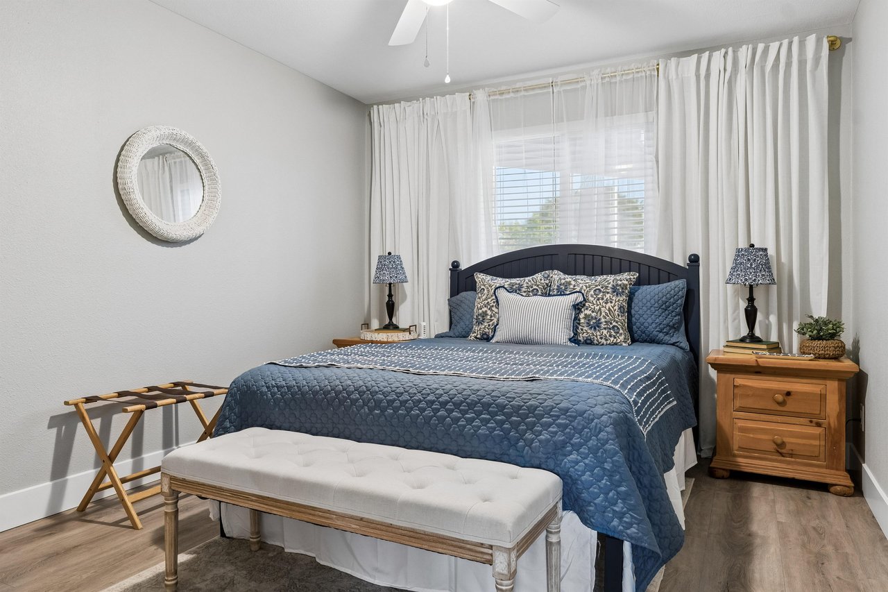 King size bed, flatscreen TV, and ensuite bathroom.