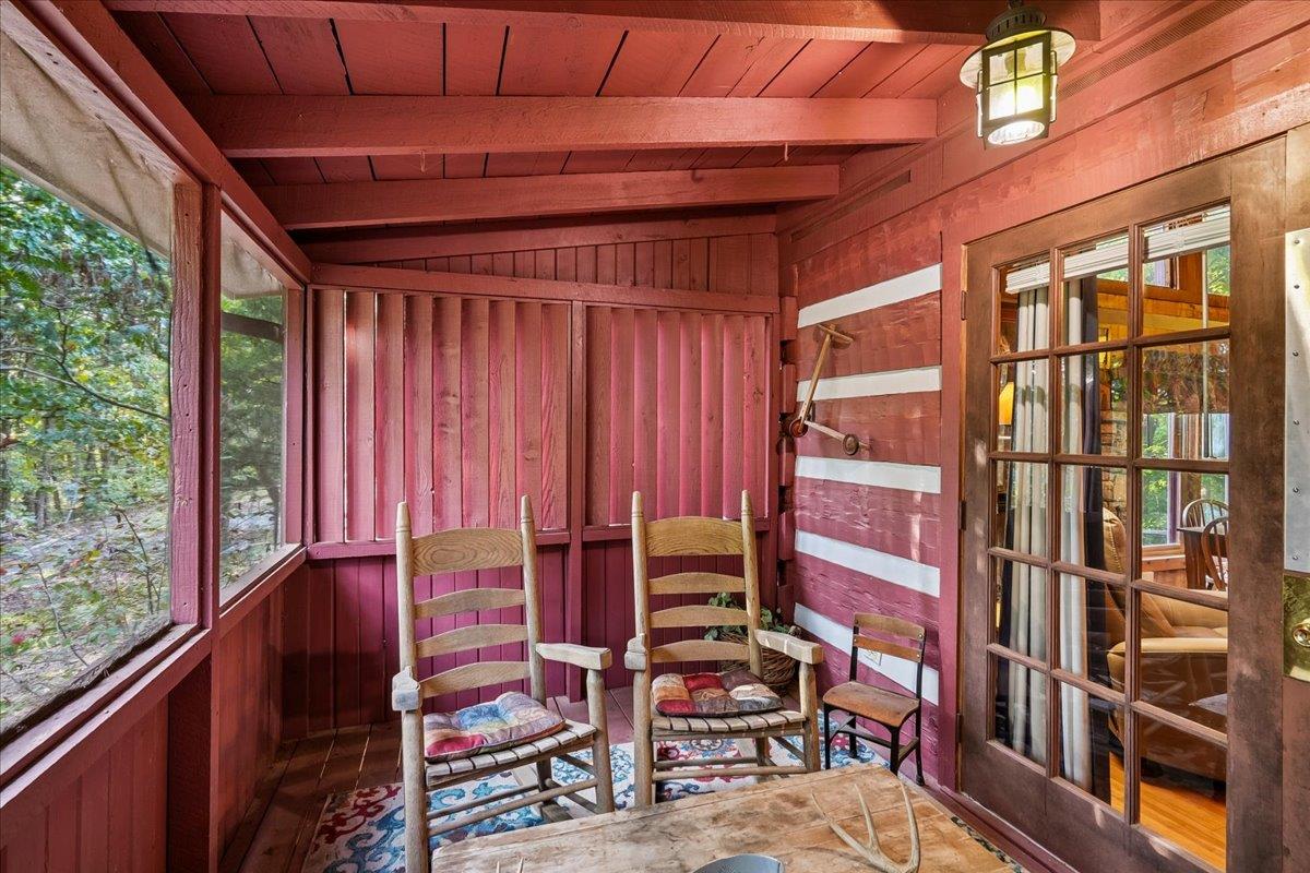 26Screened Porch