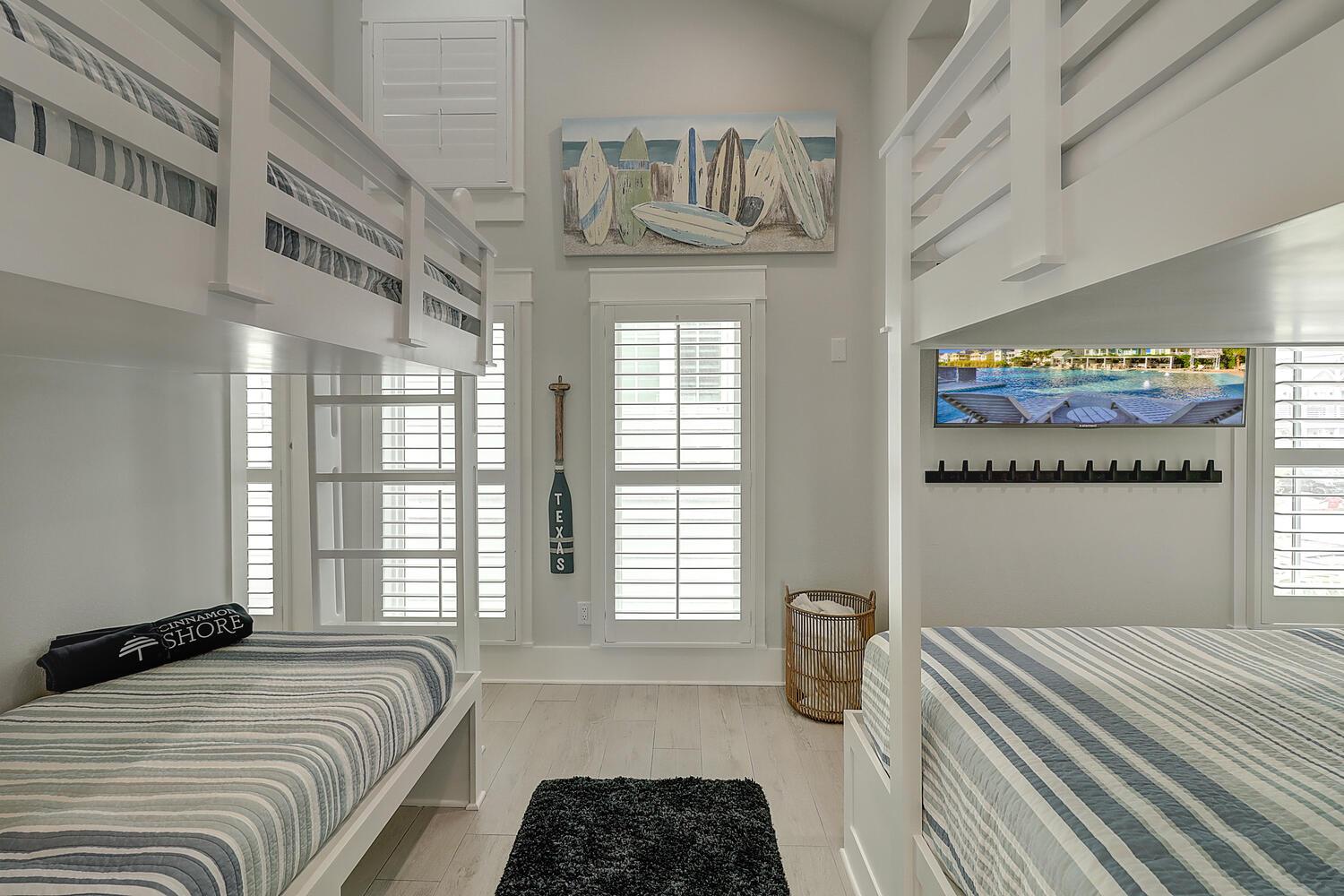 2nd Floor TwinTwin, TwinQueen Bunk Room