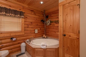 Jacuzzi tub with fake bears climbing tree decor
