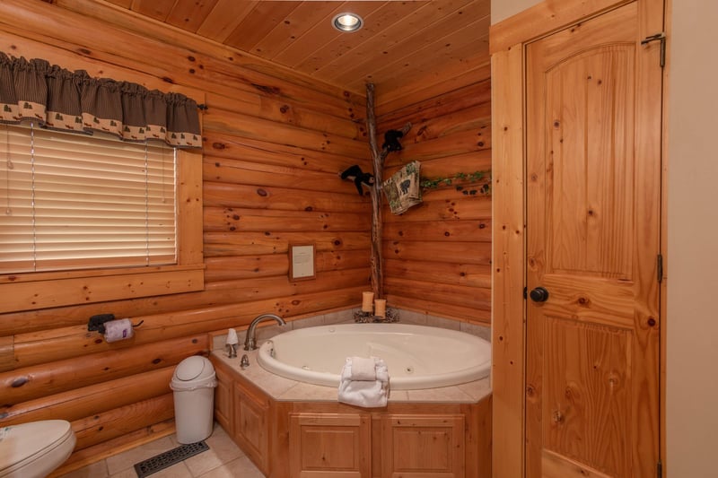 Jacuzzi tub with fake bears climbing tree decor