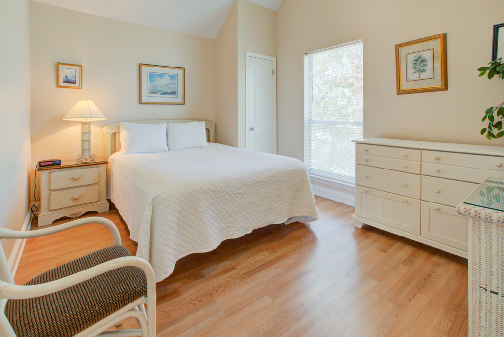 Nantucket Rainbow Cottages 15A 4