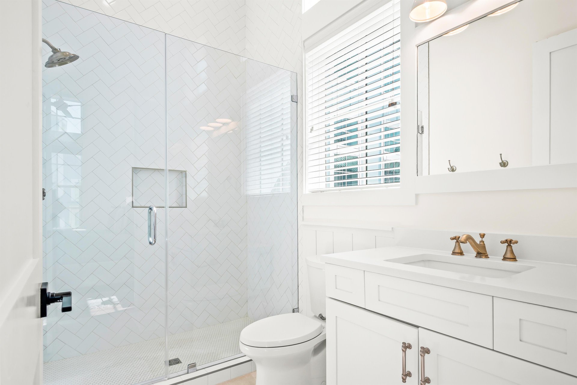 First Queen Bathroom, 2nd Floor