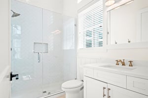 First Queen Bathroom, 2nd Floor