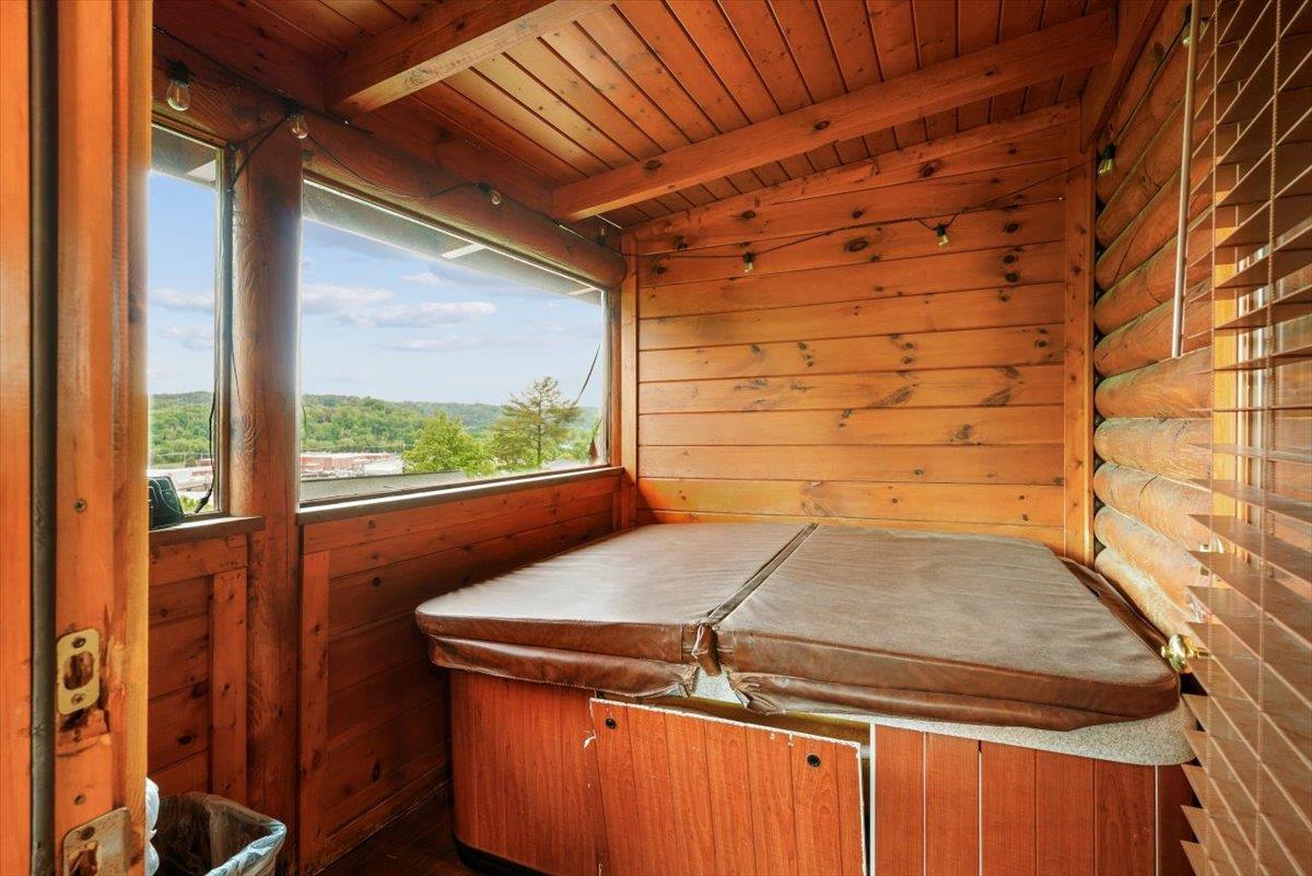 19Hot Tub