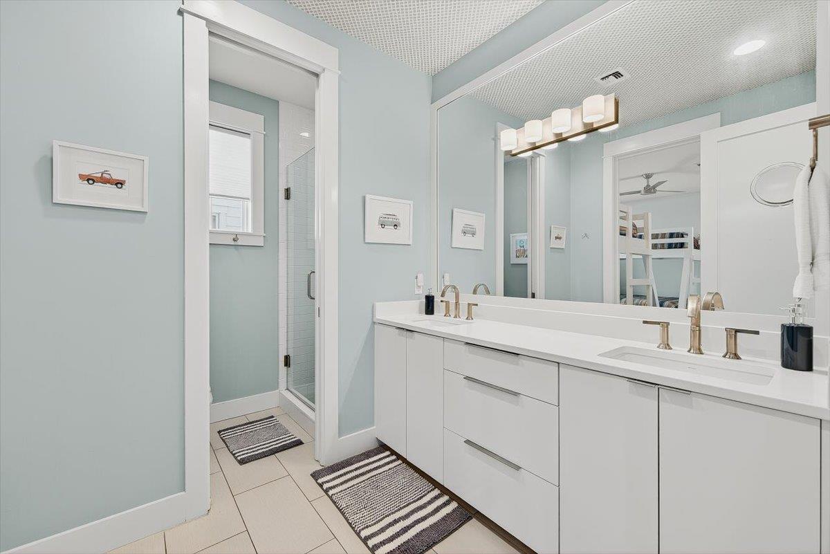 Shared Bathroom, 1st Floor