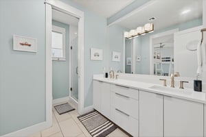 Shared Bathroom, 1st Floor