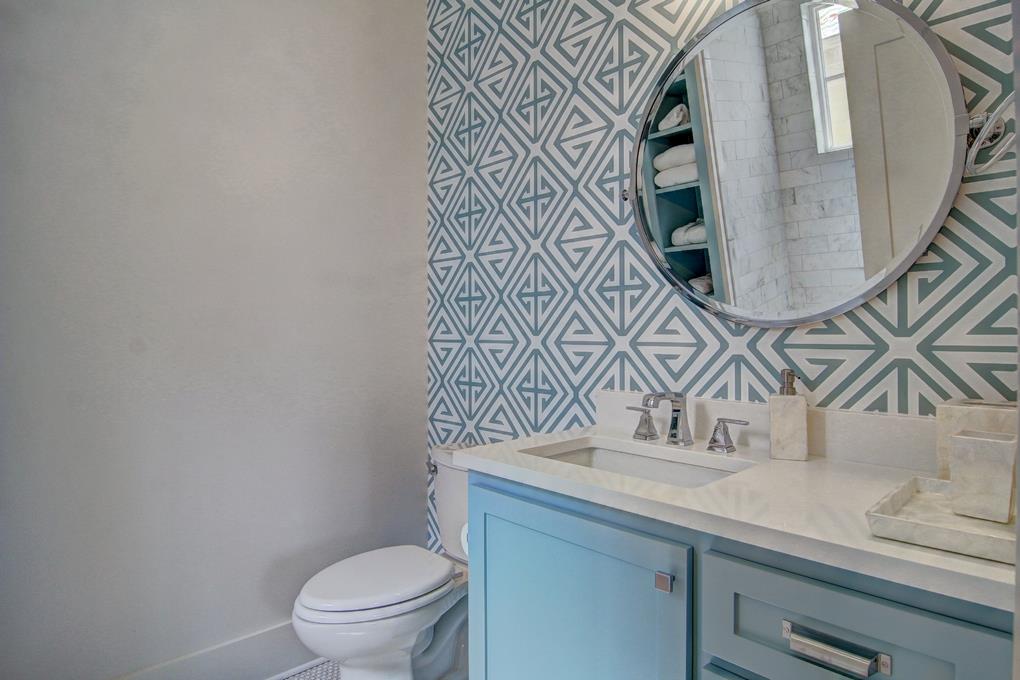 King Bathroom, 2nd Floor