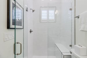 Queen Bathroom, 2nd Floor