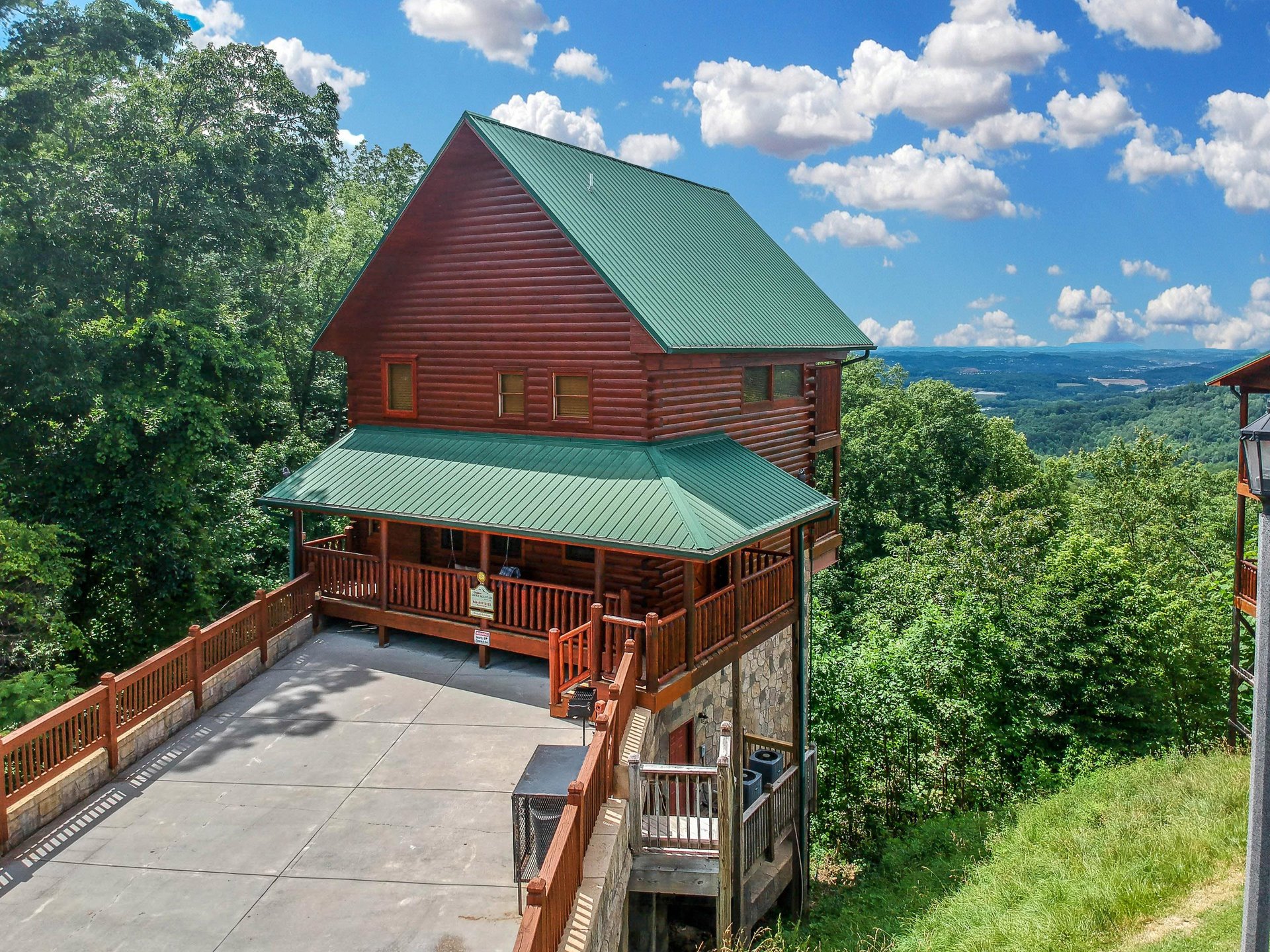 Driveway at Eagles Sunrise, a 2 bedroom cabin rental located in Pigeon Forge