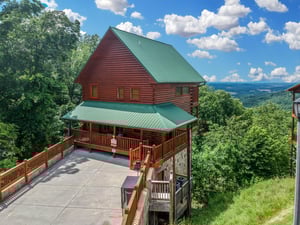 Driveway at Eagles Sunrise, a 2 bedroom cabin rental located in Pigeon Forge