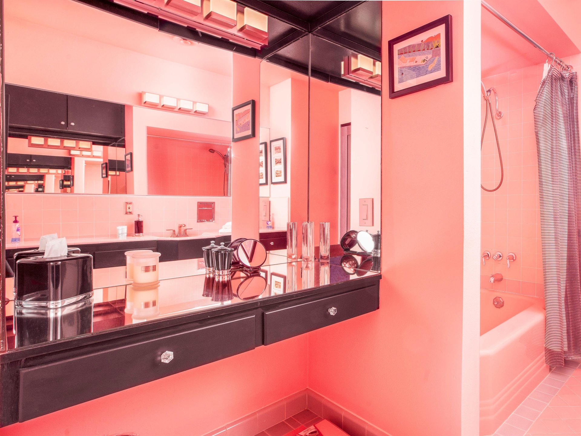 Pamper yourself in the luxurious bathroom