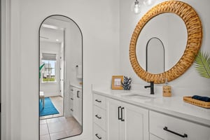 Third King Bathroom, 1st Floor