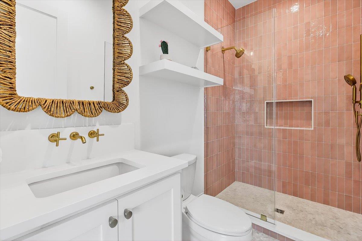 3rd Floor, Queen Bedroom Bathroom