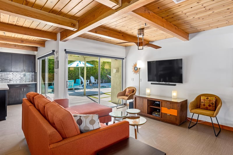 Walls of glass blur the lines between indooroutdoor living