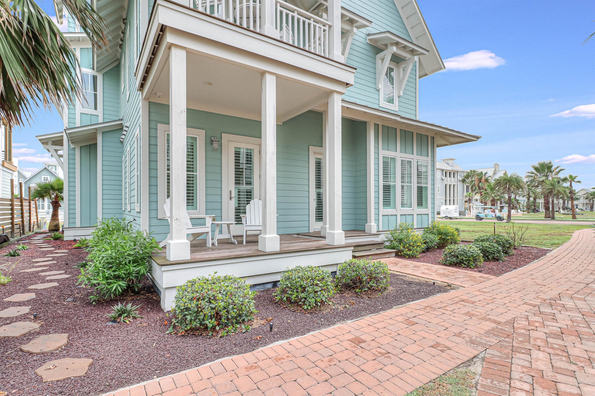 Side Entry  Queen Patio, 1st Floor