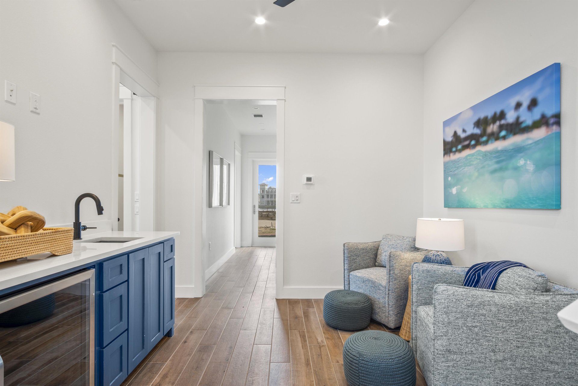 Entryway Living Area with Wet Bar, 1st Floor