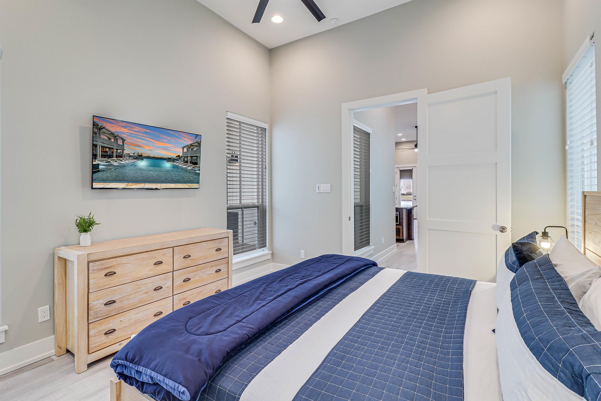 1st Floor, King Bedroom